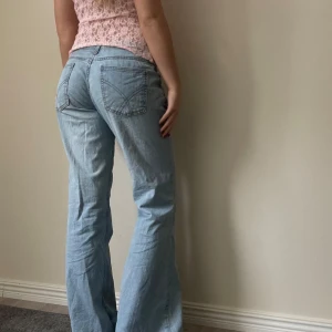 Ljusblå bootcut jeans - Snygga ljusblå jeans med bootcut-stil och klassisk femficksdesign. De har en lågmidjad passform och är tillverkade i jeansmaterial. Midjemått: 38 innebenslängd 80cm