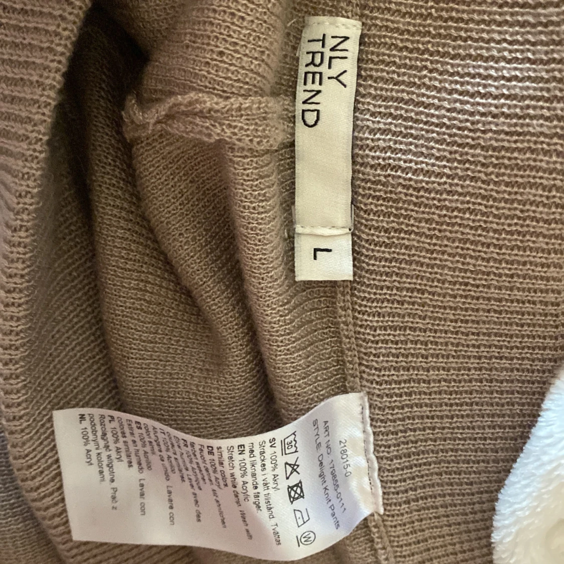 Beige stickade byxor med knytband - 91