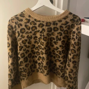 Leopard stickad tröja - Jätte fin leopard mönstrar stickad tröja från hm. Storlek S men skulle säga att den är liten i storleken.