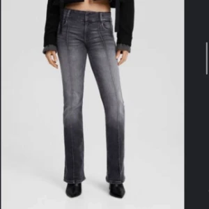 Mörk grå bootcut jeans - Snygga grå bootcut jeans med en klassisk femficksdesign. Bara använda få gånger, säljer de de inte kommer till användning. Ordinarie pris - 399kr