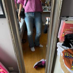 Jätte snygga ljusblåa bootcut jeans med lågmidjade. Fint skick och långa. Jag har sprättat upp de så att de går ner till marken på mig som är 175. Storlek m men passar även som s Skriv om du har en fråga!