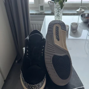 Jordan 3 ”Off Noir” - Ett par Jordan 3 ”Off Noir” som är väldigt sparsamt använda. Köpta för typ 3 månader sen men typ inte kommit till någon användning, därför är de dags för dom att säljas.                                                    