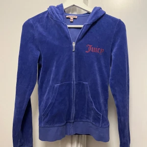 Juicy Coture kofta! - En lila juicy coture kofta säljer för 310 då jag köpte den för 500☺️