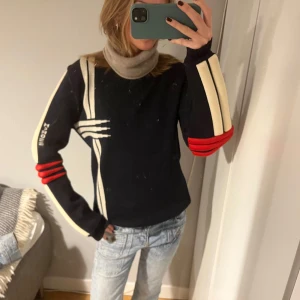 Marinblå med vita och röda detaljer - Så najs tröja köpt i Paris. Ganska oversized och har en fort av 3D print som jag försöker visa på sista bilden (på armen))!! Så cool att ha i alperna eller ba allmänt. 