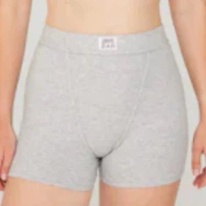 Grå Boyfriend shorts  - Snygga grå Boyfriend shorts, skims inspirerade, i strl M helt nya med prislappen kvar 