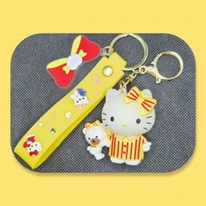Hello Kitty 🎀 Nyckelring / Väsksmycke  - Så Söt Hello Kitty Nyckelring/Väsksmycke mått se bilder. 🎀Titta igenom alla mina upplagda & köp fler saker i Bundle för att spara på frakten & få allt du köpt i ett & samma paket🎀 För att köpa med Bundle så får du först trycka i "Köp med bundle" sedan väljer du ut allt du vill köpa för att få allt på samma frakt = Billigare 👌 Om du däremot köper fler varor i olika köp blir det egen frakt för varje köp. Önskar du swisha mej, meddela mej vad du vill köpa så ordnar vi det