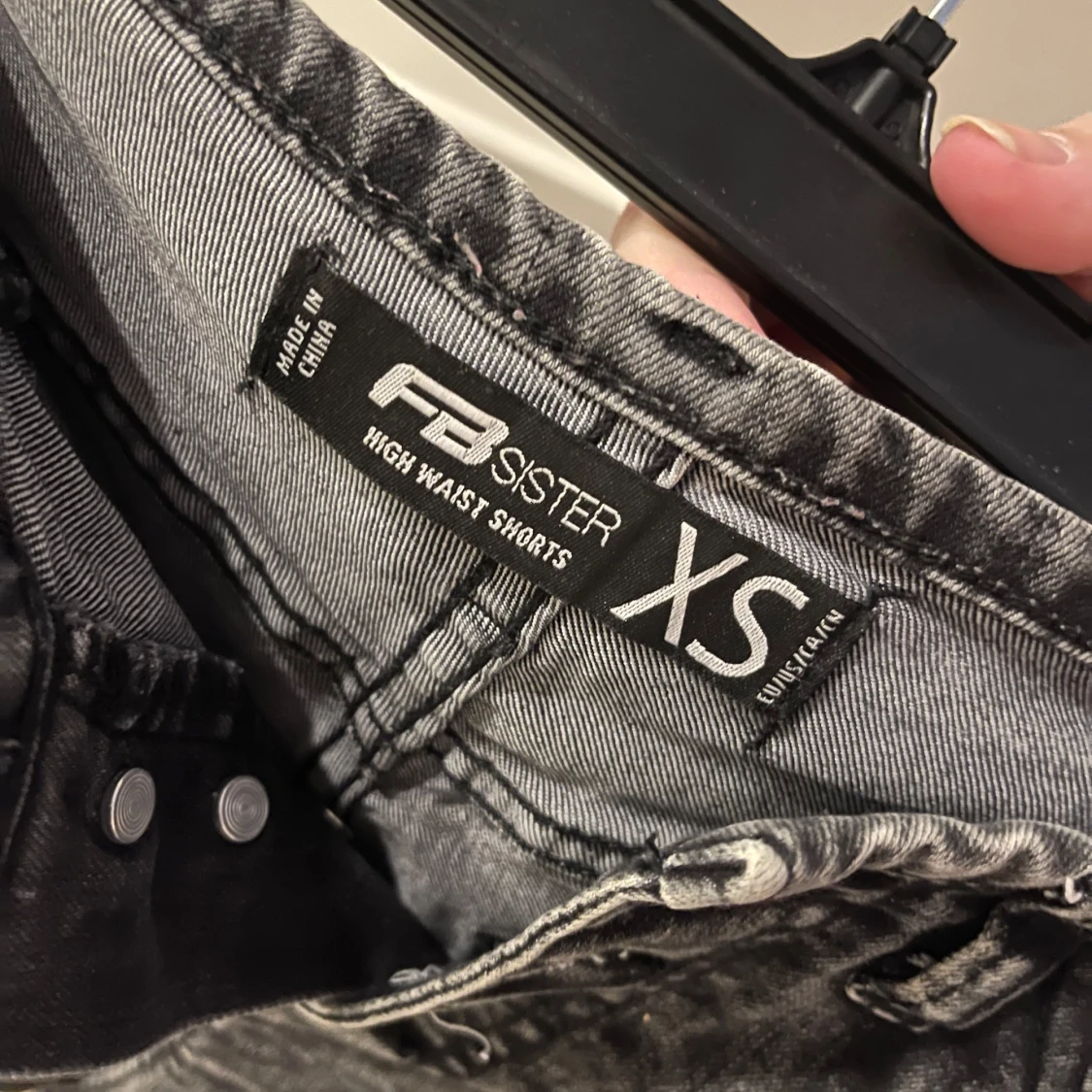 Svarta högmidjade jeansshorts - 91