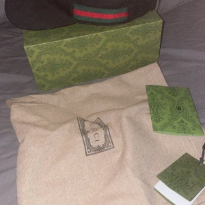 Svart gucci keps - Svart gucci keps äkta med box dustbag och tags, köpt 2021 och bara använd ungefär en månad. Nyskick. Storlek L 59cm