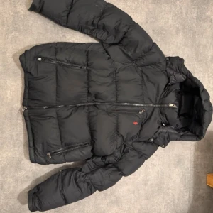 Svart Polo Ralph Lauren Puffer Jacka - Snygg svart jacka använd endast 1-2 månader! Polo Ralph Lauren lägg bra bud om du tänker lägga något över huvudtaget ☺️