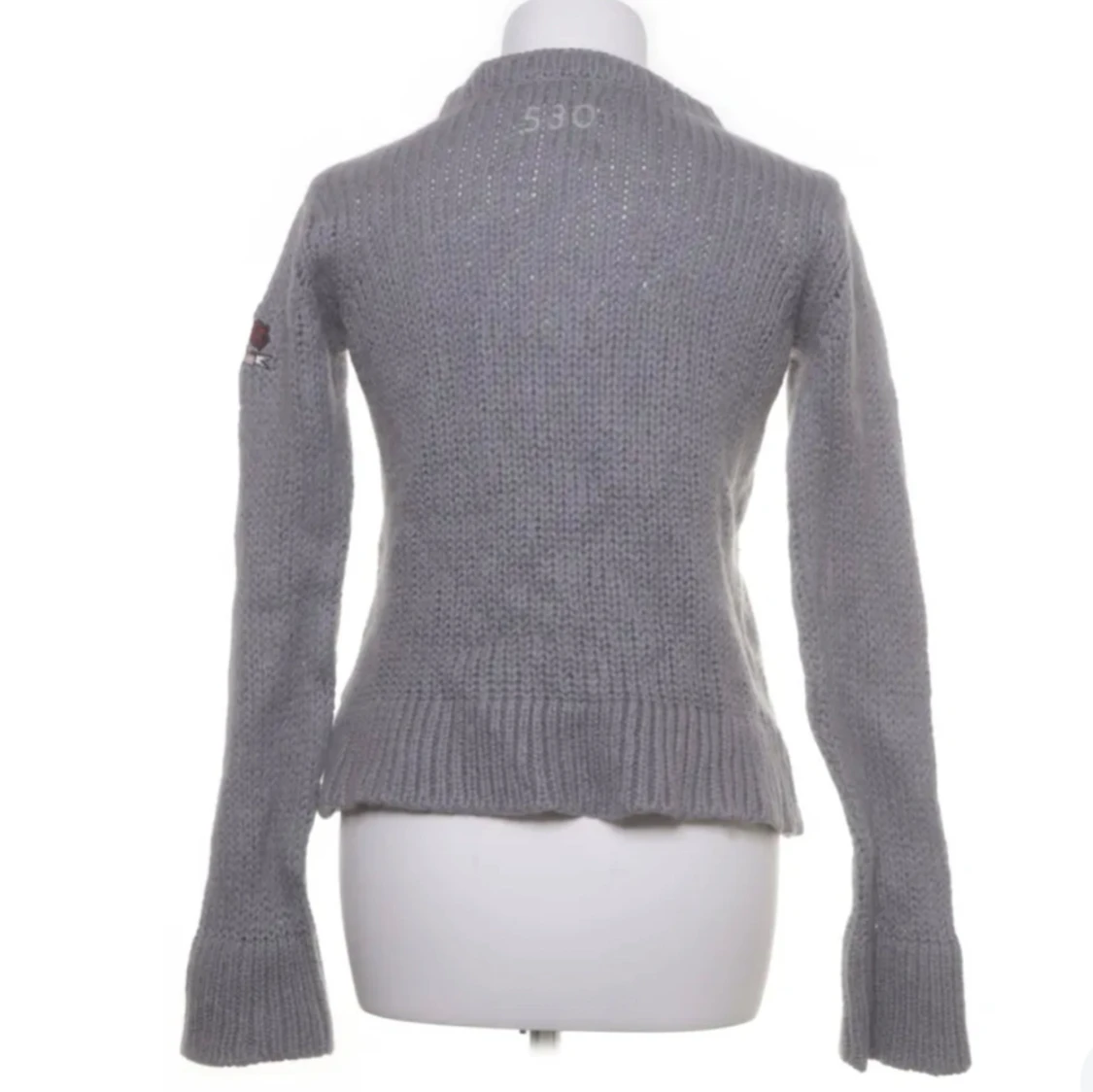 Grå stickad kofta med rosetter - 90