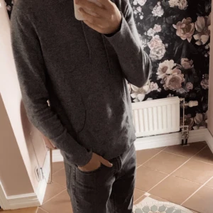 Grå cashmere hoodie - Säljer en stilren grå cashmere hoodie med långa ärmar och en bekväm passform. Perfekt för kyligare dagar och enkel att matcha med olika outfits. Kom dm för och se fler bilder på tröjan!