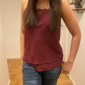 Vinröd topp🥰 - Snygg vinröd topp med spetsdetaljer vid halsringningen. Perfekt för en fest eller fin middag.💕passar M eller S(som i bilden)