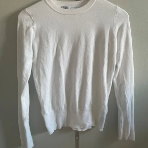 Vit långärmad tröja från Zara med små guldknappar! - Säljer en stilren vit långärmad tröja från Zara. Tröjan har dekorativa guldknappar på ärmarna och är endast använd några få gånger!👕💓Ursäkta att tröjan är lite skrynklig på bilden!!💕