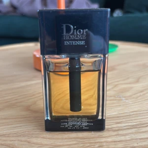 Dior Homme Intense Parfym - Säljer denna dior homme intense parfym. Det är väldigt mycket kvar i den som ni ser. Skulle säga kanske minst 40 utav 50 ml kvar. Det är en vinterparfym. Originalpris 1090kr på Åhléns. Kvitto finns