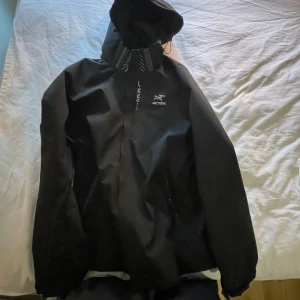 Svart vinjacka,regn jacka  från Arc'teryx - Säljer en arcteryx regn och vind jacka! Bra storlek och inget sönder, kan tänka mig sänka priset! 