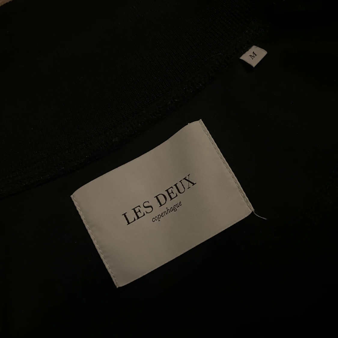 Svart zip tröja från Les Deux - 90