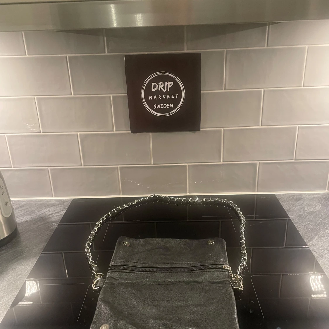 Svart axelväska med kedjedetalj - 90