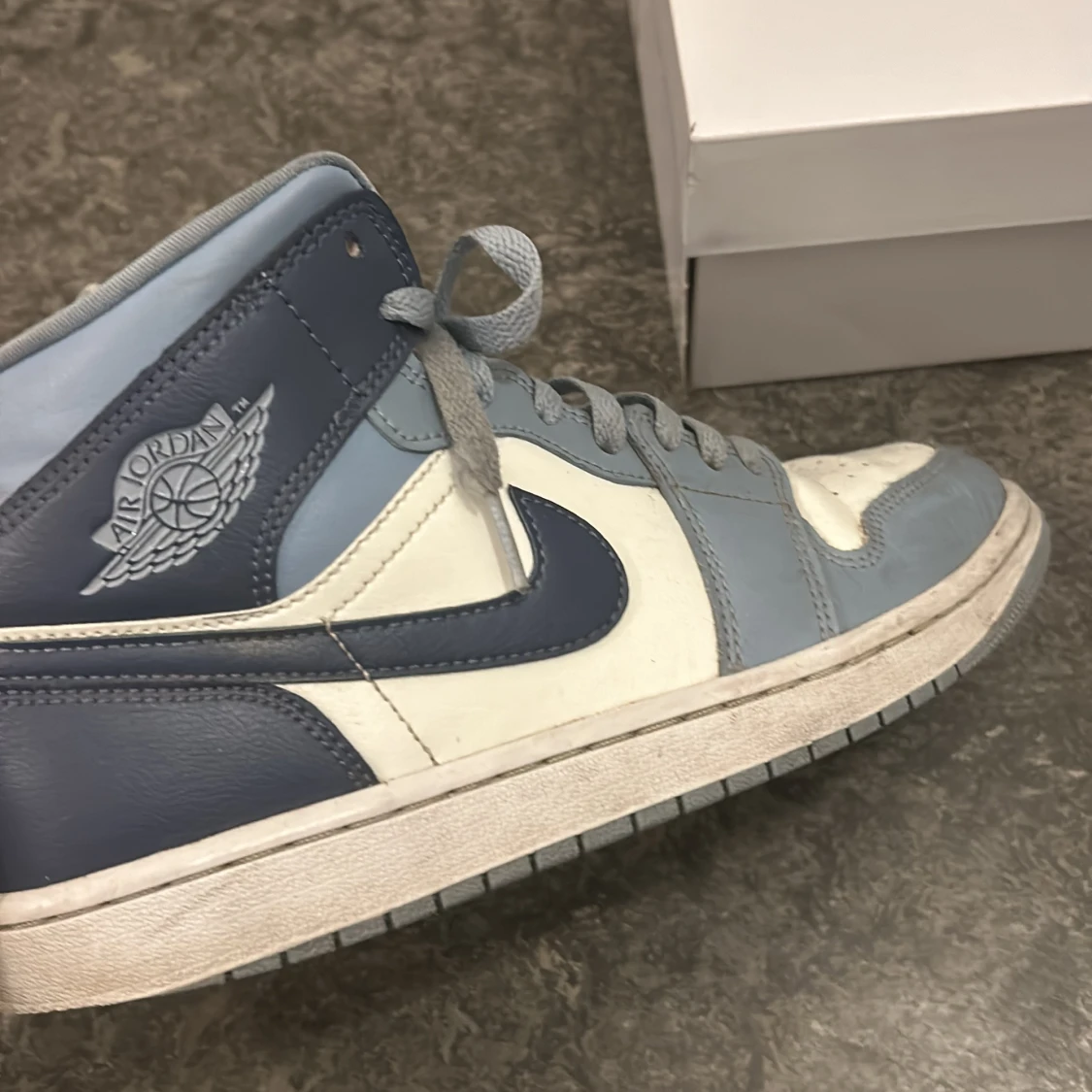 Nike Air Jordans i blått och vitt - 90