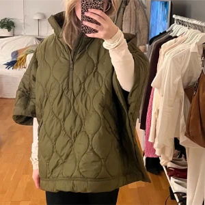 Olivgrön quiltad poncho - Säljer en olivgrön quiltad poncho från h&m!