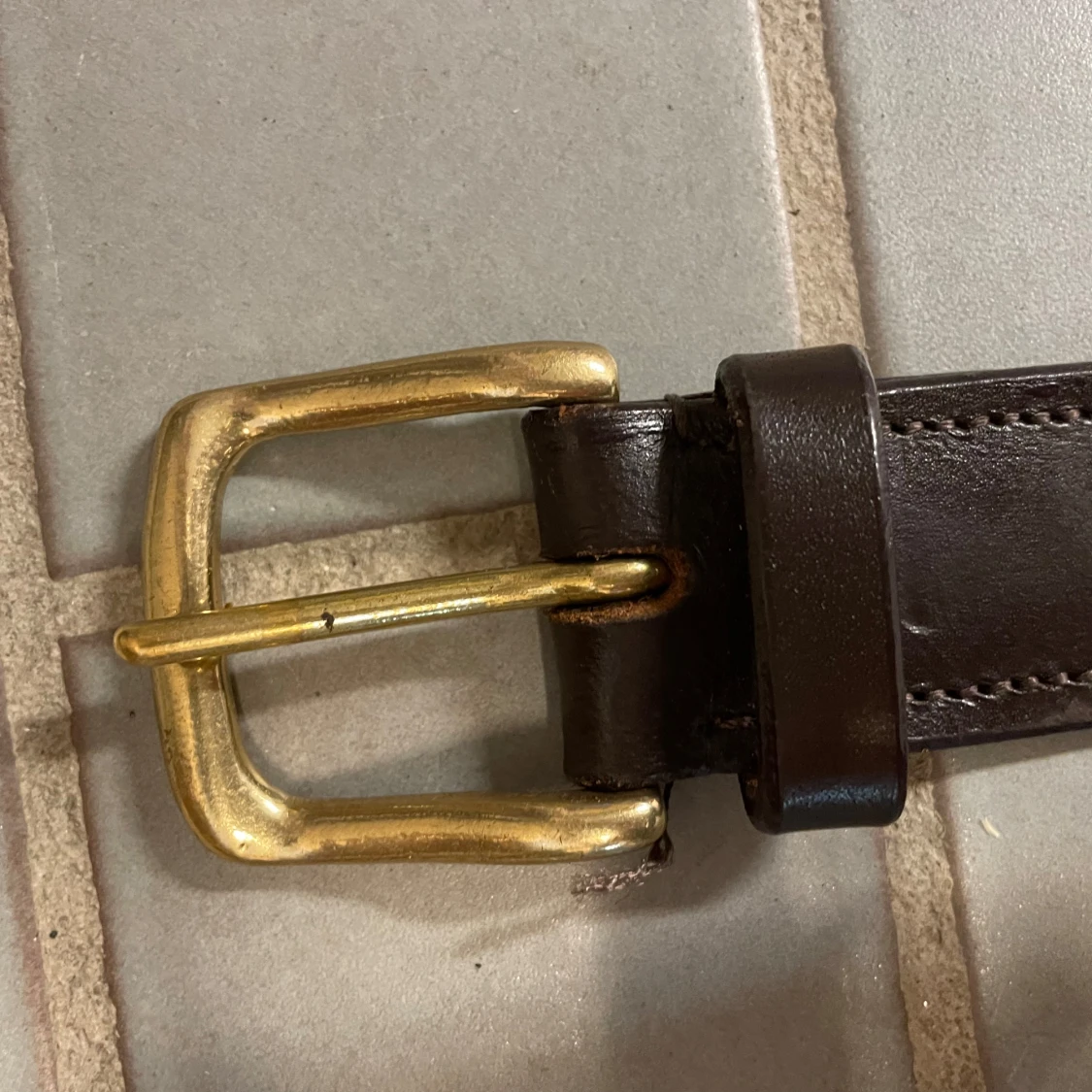 Mönstrat bälte med guldfärgat spänne - 2