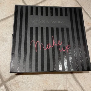 Makeup-set från Max & More - Stort makeup-set från Max & More med olika sminkprodukter. Innehåller ögonskuggor i flera färger, läppstift, nagellack, rouge och ögonbrynspennor. Perfekt för att skapa olika looks med både neutrala och färgglada nyanser.