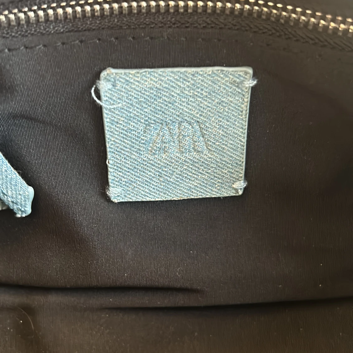 Glittrig axelväska i jeans från Zara - 91