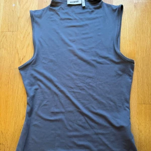 Grå ärmlös topp från Weekday - Snygg grå/blå ärmlös topp från Weekday i minimalistisk design. Nästan aldrig använd. 