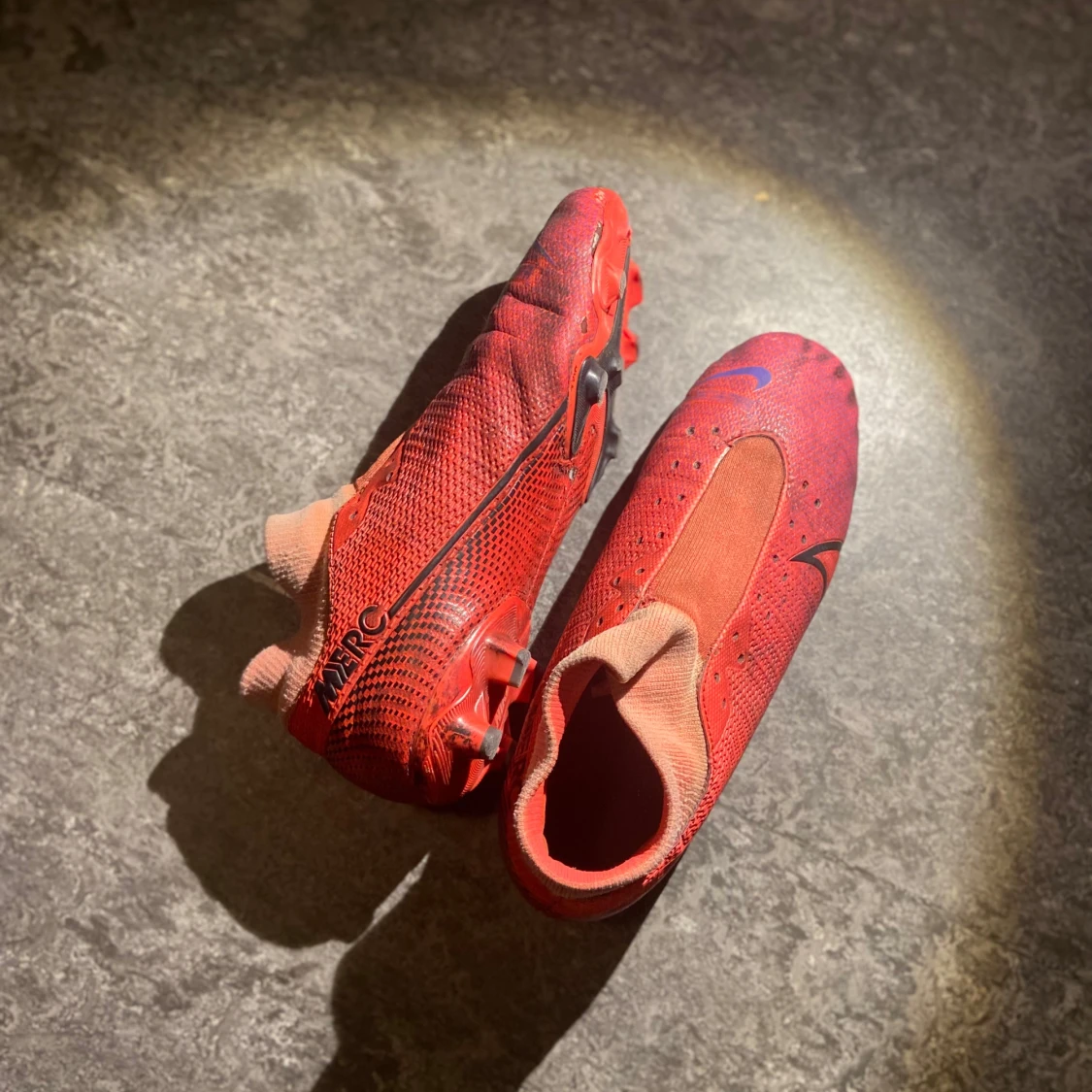 Röda fotbollsskor från Nike - 90