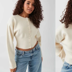 Beige kofta med knappar - Säljer även denna, aldrig använd i storlek s! 🫶