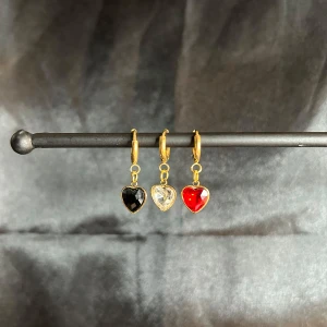 Hjärt örhängen - Säljes för 119kr/paret, man får en färg, röd/vit/svart💘