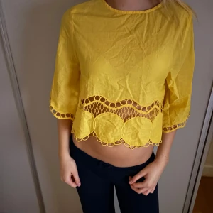 gul spets topp - supersnygg gul t-shirt med spets detaljer, prislapp kvar