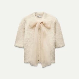 Zarakofta - Säljer denna superfina kofta ifrån zara då den tyvärr inte kommer till användning längre❤️ passar till både vardags och fest❤️ använd ett fåtal gånger❤️ pris kan diskuteras vid snabb affär ❤️