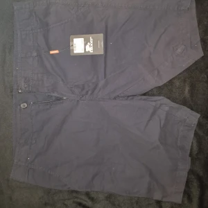 Svarta shorts  - Snygga svarta shorts från Levi's med knapp och dragkedja framtill. Perfekta för en avslappnad stil. De har en klassisk passform och är tillverkade i ett bekvämt material.