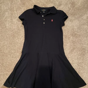 Rahl lauren klänning❣️ - Säljer nu min jätte fina Rahl lauren klänning. Den är använd men i bra skick och bra kvalitet inga defekter. Den är i barnstorlek M. Ny pris är ca 1100 kr. ❤️