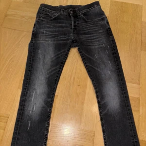 Svarta dondup jeans - Snygga svarta skinny jeans från Dondup med en cool tvättad look. De har en klassisk femficksdesign och stängs med knapp design. Perfekta för en stilren och modern outfit. Passar mig som är 168cm. Sitter som 29.mvh Charlie