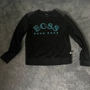 Svart tröja från Hugo Boss - Skriv vid fler frågor/funderingar.