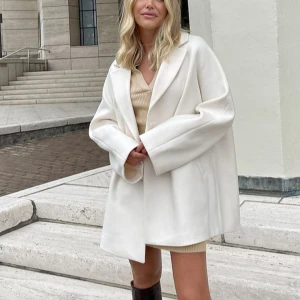 Moa Mattsson x NA-KD  - Kappa från Moa Mattssons kollektion med nakd. Har några små noppror annars fint skick. Oversized modell. Nypris 899.