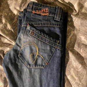Blå jeans från Quake Denim💕 - Snygga blå jeans från Quake Denim och snygga bakfrickor, ljuset på sista bilden är dagsljus så man kan se hur dom ser ut, säljer pga int riktigt kmr till användning. Skriv om du har några frågor eller prisförslag💕