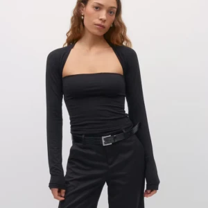 Svart långärmad tubtopp - Snygg svart tubtopp med långa ärmar. Perfekt för en stilren look. Toppen har en tight passform och är tillverkad i ett mjukt material.