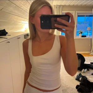 Topp - Säljer denna då den ej kommit till användning! Linnet är i storlek small men passar bäst på xs/s🤍 Fen har en asymmetrisk halsringning vilket gör den snygg till jeans eller under en kavaj 😍