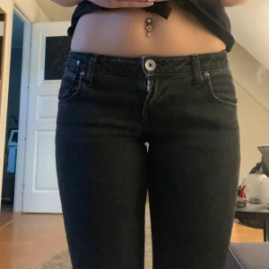 Svarta lågmidjade miss sixty jeans!❤️ - Snygga svarta jeans från miss sixty med låg midja, skulle säga att dom är raka till bootcut, passar mig som har 36/S i byxor. Säljer pga att de inte är min stil🫶🏼 skicka gärna prisförslag, köpta på plick för 550kr❤️