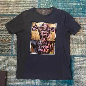 Limitato Marco Grassi ”Stop Wars” T shirt - Tjena! Nu finns denna feta Limitato Marco Grassi ”Stop Wars” T shirt i färgen midnight blue och storlek L. Den är i bra skick och allt OG medföljer! 100% ÄKTA
