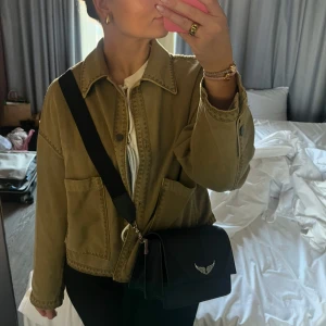 Zadig & Voltaire väska  - Säljer nu min fina väska från Zadig & Voltaire. Köptes 2021 i Zadigs butik i Stockholm. Den är i ett superfint skick utan större defekter. Det har framkommit lite färgförändring i hakarna där bandets fästs. I bild 4 kan man även se ett väldigt litet slitage i fodret på väskan. Annars nyskick! Har använts mycket varsamt. Modellen görs inte längre vilket gör den väldigt unik! Dustbag medföljer. Kontakta gärna vid frågor eller fler bilder. Nypris 4000kr❣️