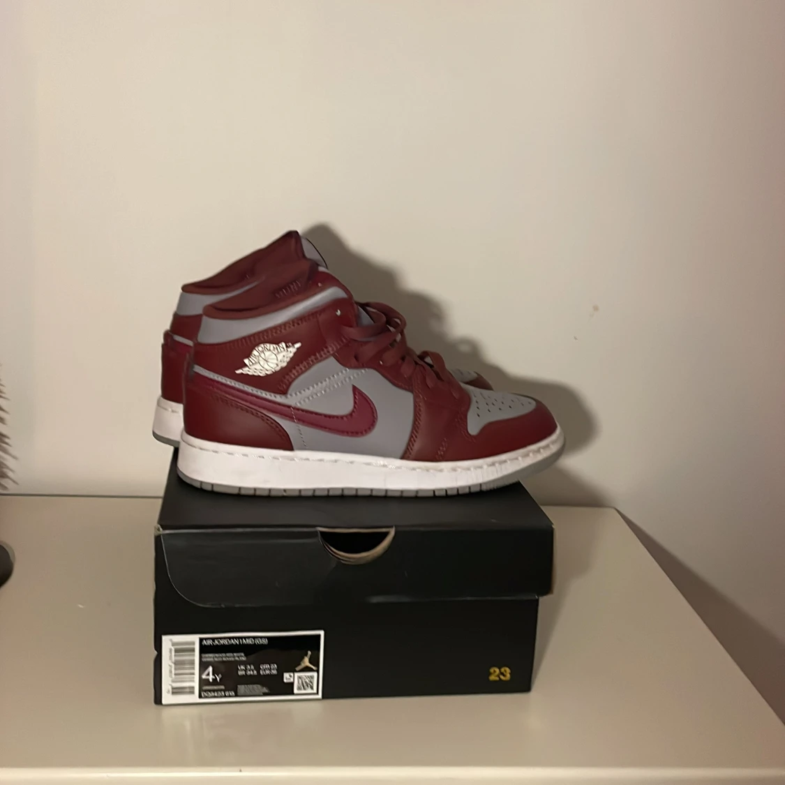  Nya  Air Jordans 1 mid (GS) strl 36. Original  - 93