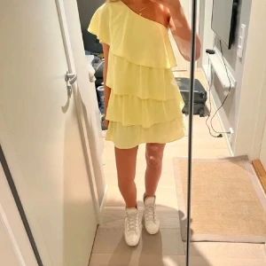 Gul volang klänning  - Säljer min populära gula volang klänning från Zara!! Köpt här på plick men den kom aldrig till användning av mig och är därför i bra skick💞Pris kan diskuteras, lånade bilder!! Skriv för fler bilder eller frågor