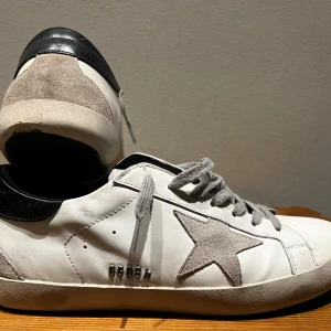 Golden goose skor - Golden Goose sneakers, storlek 43 – Mycket bra skick  Jag säljer ett par exklusiva Golden Goose-sneakers i storlek 43. Skorna är i mycket bra skick.  Säljer dem eftersom de inte längre kommer till användning.  Nypris: 5 000 kr Mitt pris: 2800 kr  Hör av dig vid intresse! Först till kvarn. Kan skickas eller mötas upp.