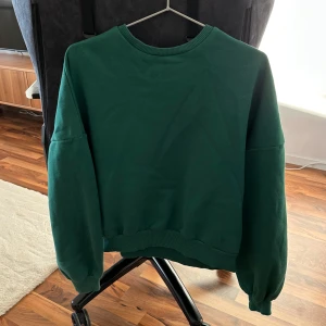 Grön sweatshirt - Grön sweatshirt från Nelly 
