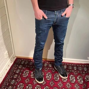 Replay anbass jeans  - Replay Jeans | skick 8,5/10 | Storlek 31/34 | Pris - 499kr | Modellen är ca 177cm lång | Fraktar via PostNord eller Instabox på köparens bekostnad | Hör av dig vid minsta fråga eller fundering!!