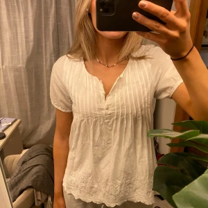 Vit blus med detaljer - Jättefin blus, knappt använd. Blusen har fina broderade detaljer och knappar framtill🩷