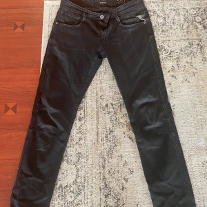 Replay Anbass - Riktigt schyssta jeans från Replay svin snygga och passar till allt.🍁 finns en liten defekt att knappen är uttöjd men syns ingenting när man bär jeansen. Storleken är 28 32 och passar perfekt för dig runt 170-175✌️ vid frågor tveka inte att höra av dig!🙌